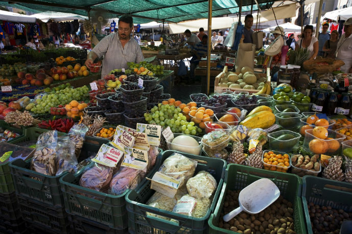 Campo di Fiori fresh produce (photo by wikipedia commons)