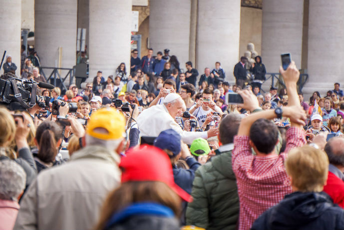 Crowds greeting the pope (photo by april on flickr)
