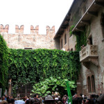 People crowding to see Juliet's balcony
