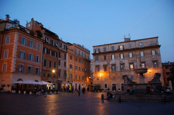 Piazza di Santa Maria in Trastevere (photo by James.Springer on flickr)