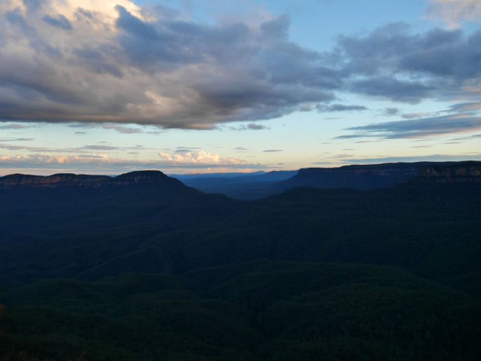 The sunsets across the Jamison Valley viewed from Echo Point